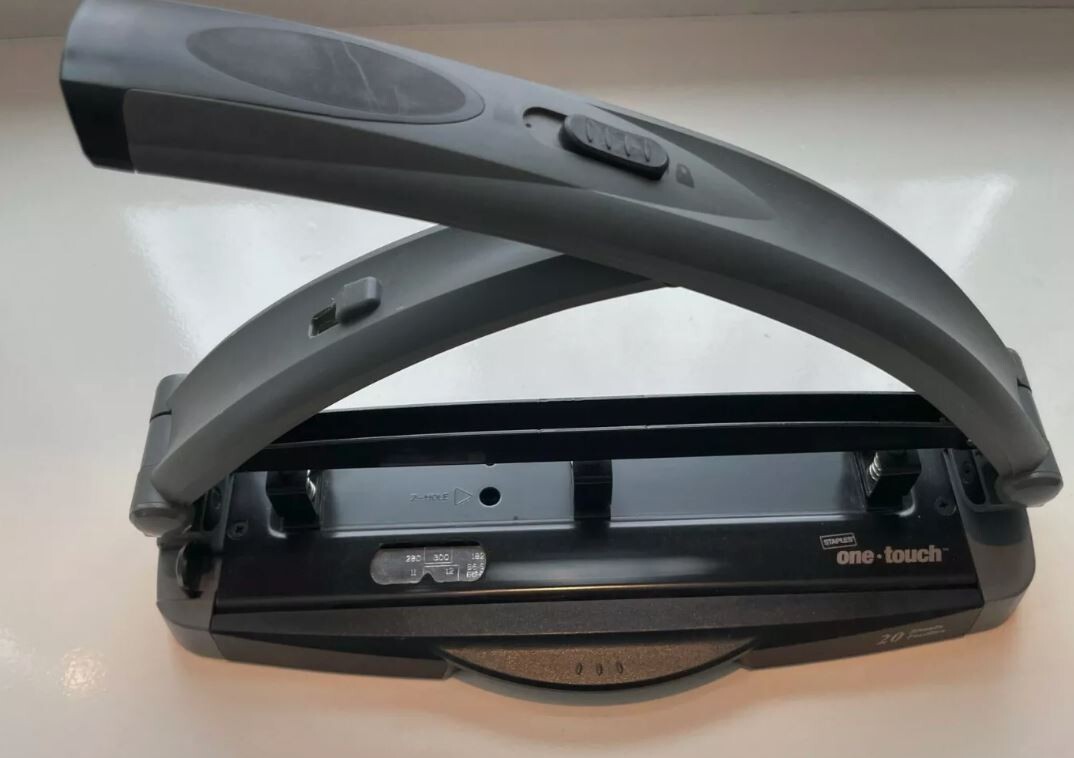STAPLES ONE-TOUCH ADJUSTABLE 3-HOLE PUNCH 20 SHEET CAPACITY - Photo 1