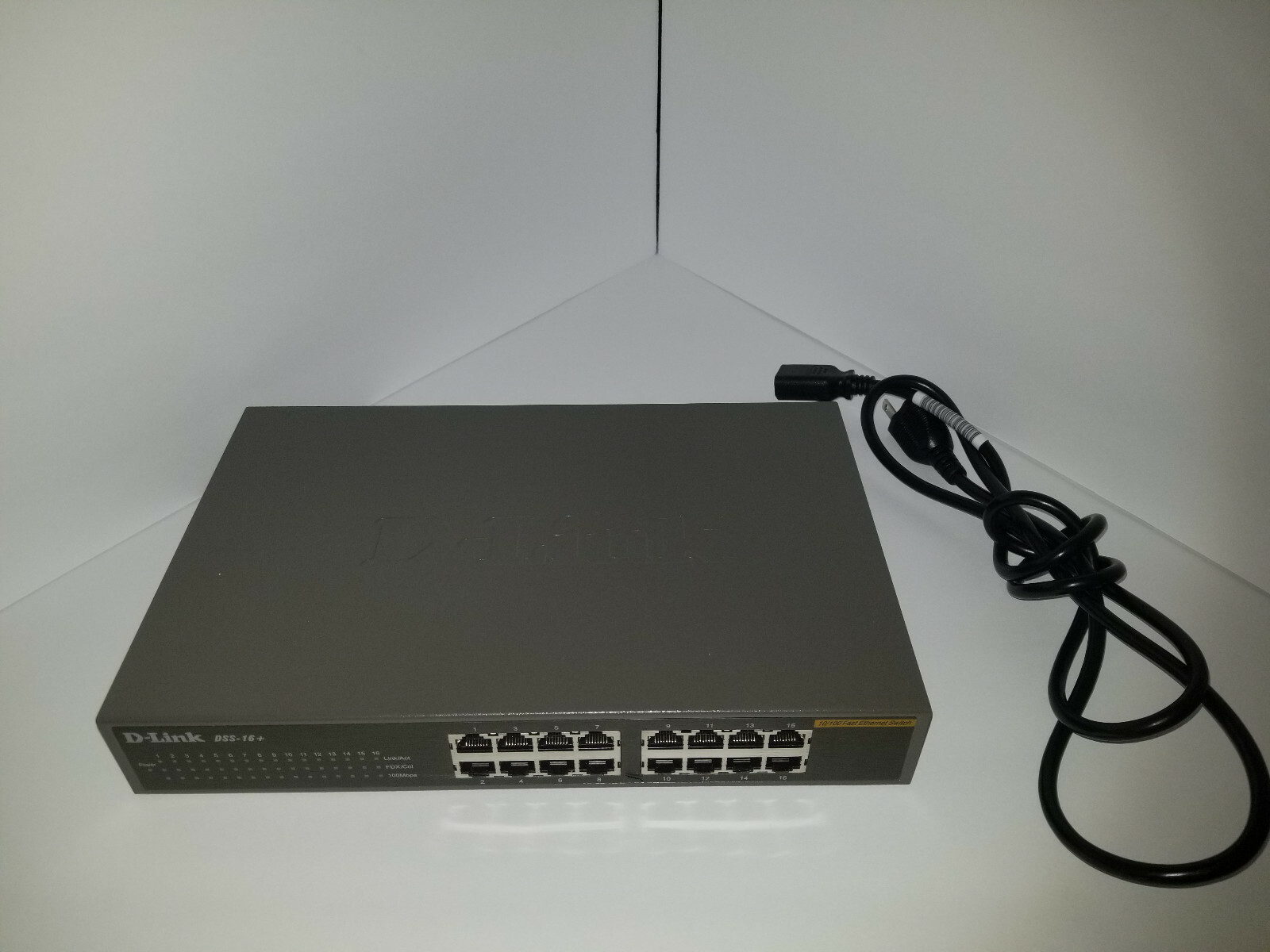 D-Link DSS-16+ Ethernet Switch 16 Port 10/100 Desktop with Power Cord - Photo 1