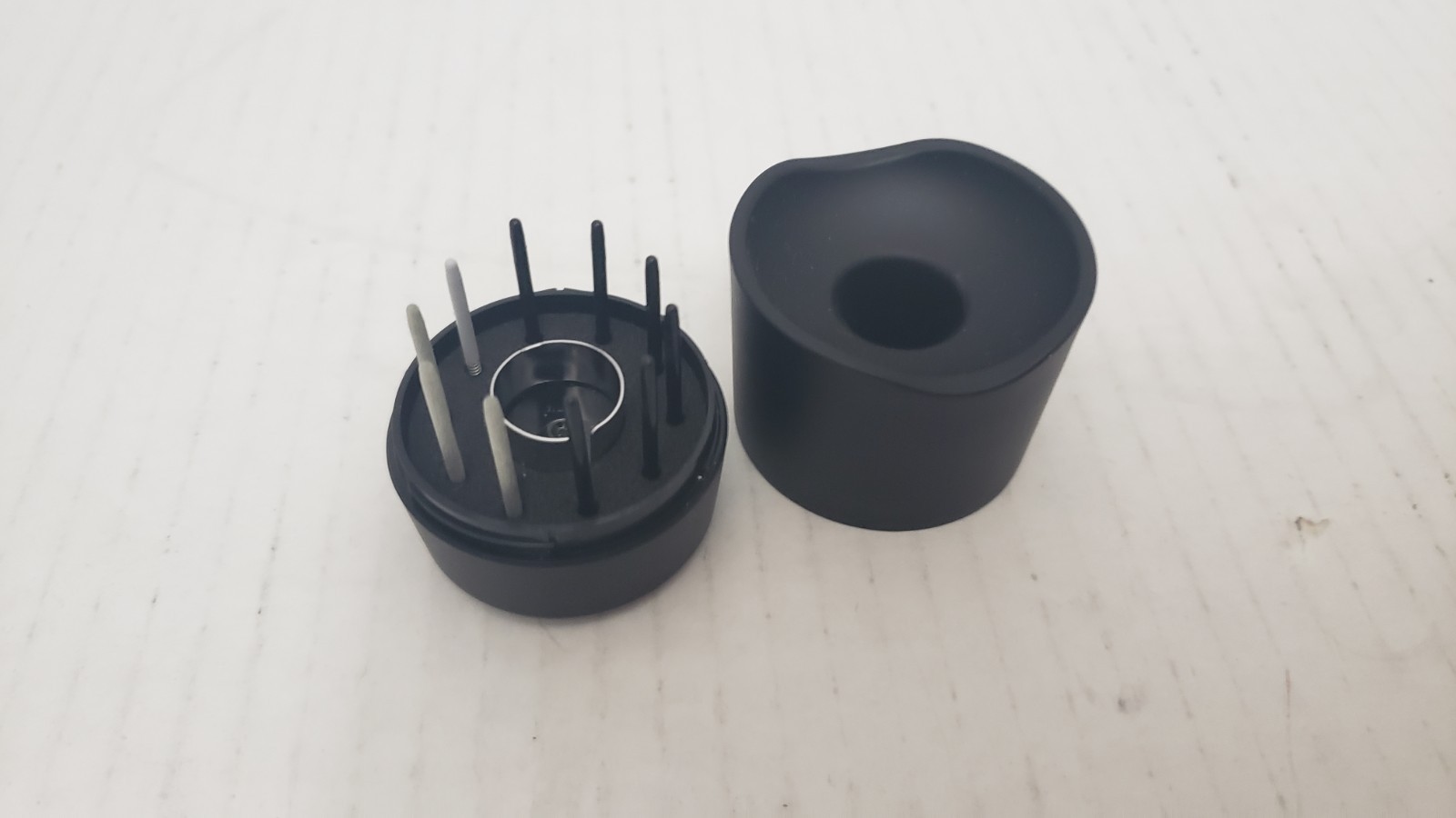 Wacom PTH451/K Intuos Pro Graphics Pen Holder with Tips - Photo 1
