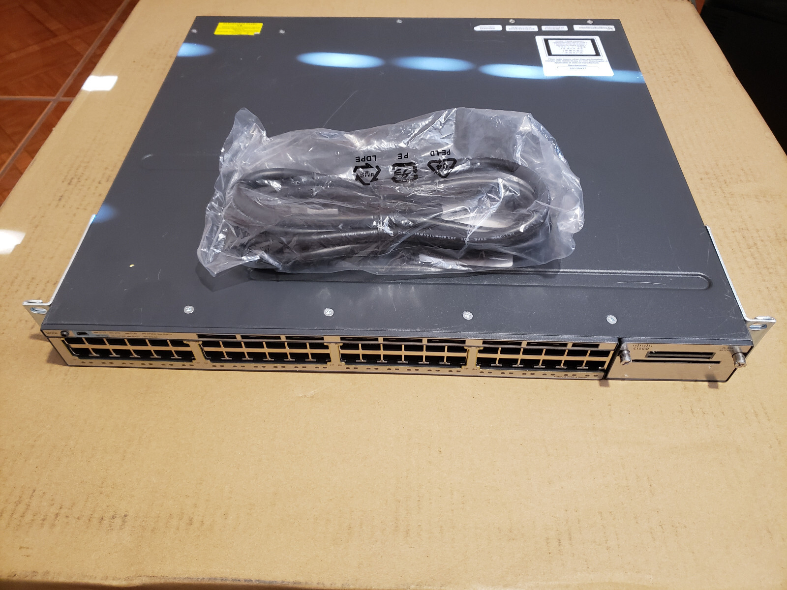 Cisco WS-C3750X-48T-L 3750X Catalyst 1000 48 Ports Lan Base Layer 3 Switch V02 - Photo 1
