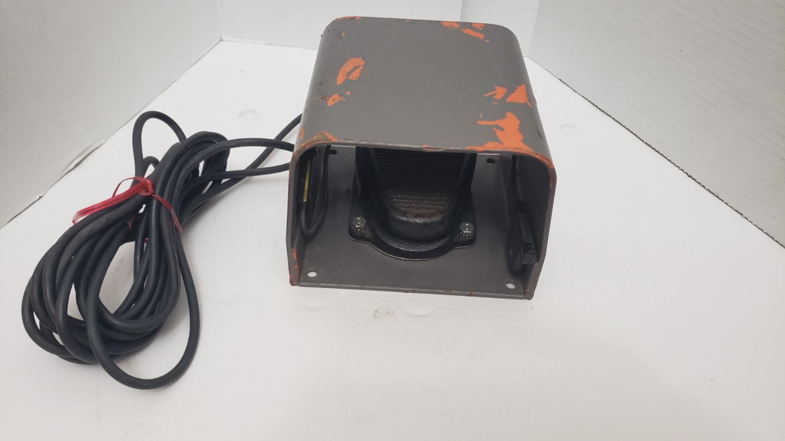 Clipper Single Pedal Footswitch 635-S in Housing - Photo 1