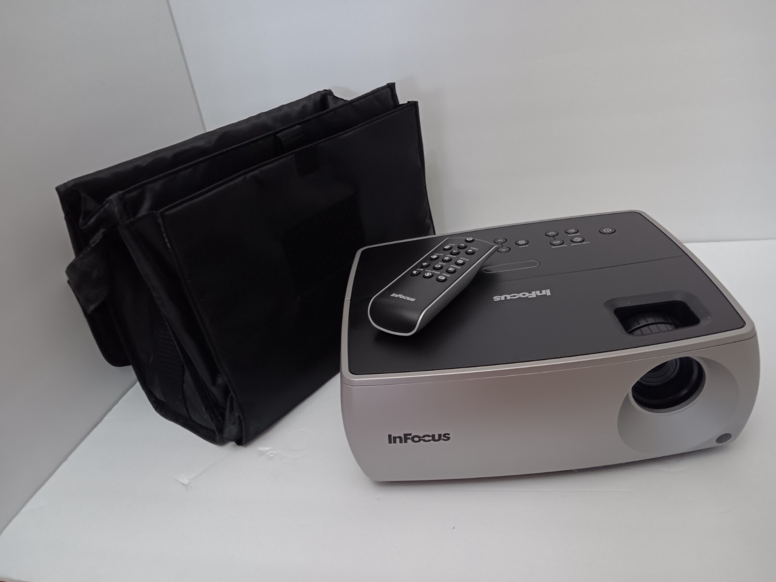 inFocus IN2102 DLP Projector with Remote and Carrying Case - Photo 1